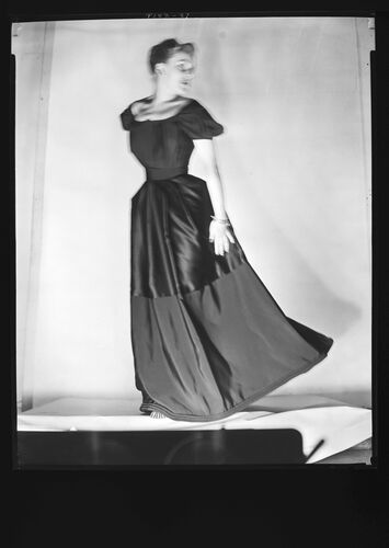 NP_NP05E1_1946_009K: Bouffant or Sleek