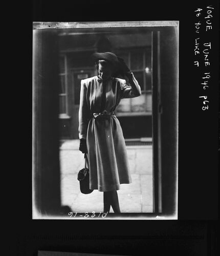 NP_NP05E1_1946_015A: As you like it, Vogue June 1946