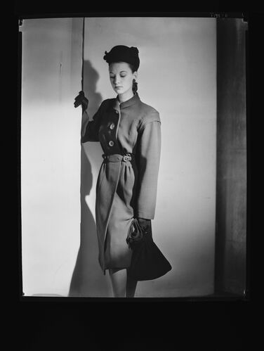 NP_NP05E1_1946_018D: Vogue August 1946