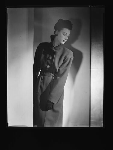 NP_NP05E1_1946_018E: Vogue August 1946