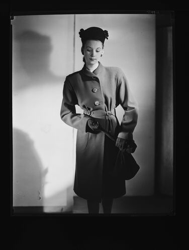 NP_NP05E1_1946_018G: Vogue August 1946