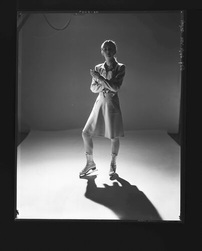 NP_NP05E1_1946_032A: Ski-ing, Vogue Nov 1946