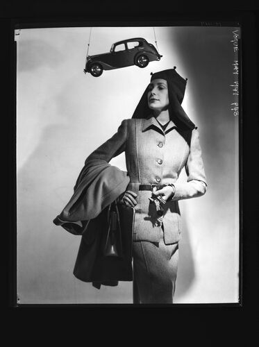 NP_NP05E1_1947_008A: Vogue May 1947, Wenda's fisrt shoot