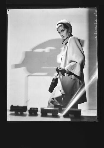 NP_NP05E1_1947_008D: Vogue May 1947, Wenda's fisrt shoot