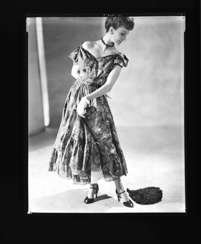 NP_NP05E1_1948_008A: London collections , 2nd day