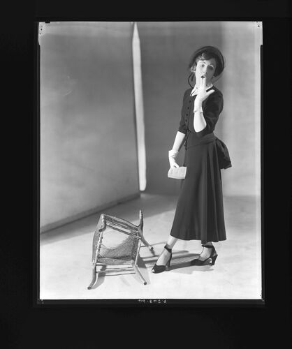 NP_NP05E1_1948_008B: London collections , 2nd day