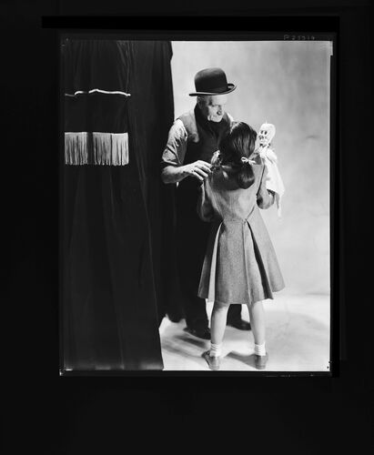 NP_NP05E1_1948_019A: Childrens Clothes