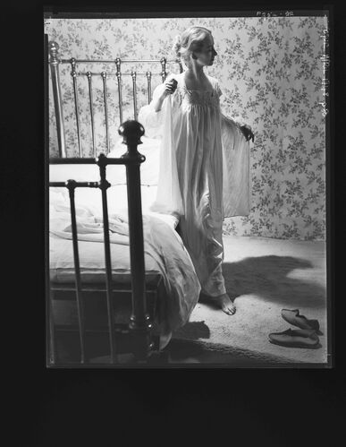 NP_NP05E1_1948_021: Della Oake