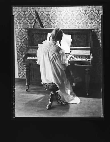 NP_NP05E1_1948_022: Della Oakes