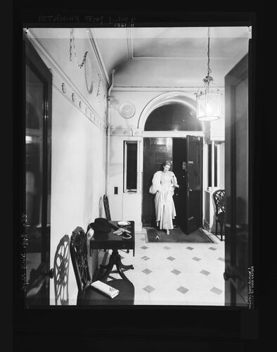 NP_NP05E1_1948_027: Returning from dinner, Vogue June 1948