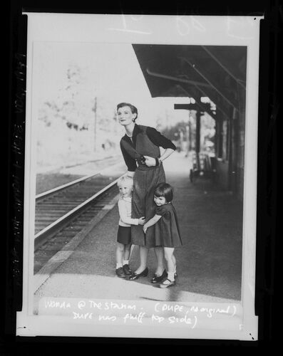 NP_NP05E2_1949_024: Wenda with Simon and Hope