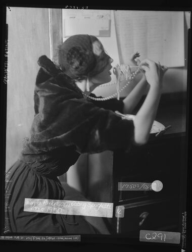 NP_NP05E2_1950_016A: Wenda eating Spaghetti