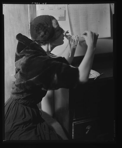 NP_NP05E2_1950_016B: Wenda eating Spaghetti