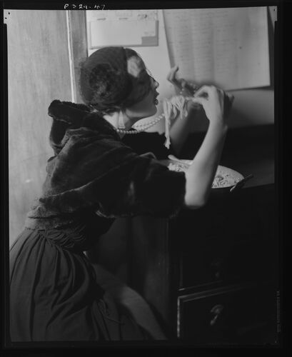 NP_NP05E2_1950_016C: Wenda eating Spaghetti