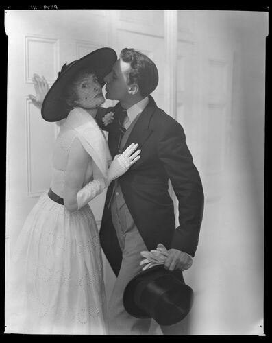 NP_NP05E2_1950_038A: The Kiss