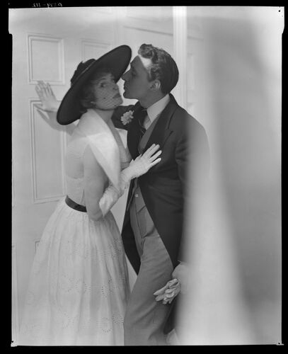 NP_NP05E2_1950_038B: The Kiss