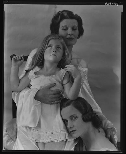 NP_NP05E2_1950_043: 1950s Vogue