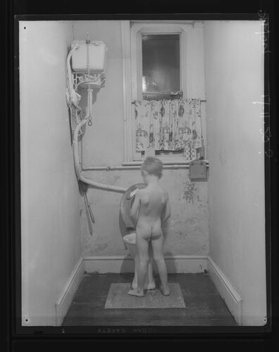 NP_NP05E2_1950_056: Simon in the Loo