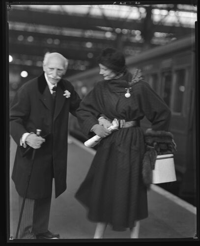 NP_NP05E2_1950_063C: Wenda and Park's Dad