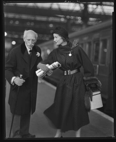 NP_NP05E2_1950_063D: Wenda and Park's Dad