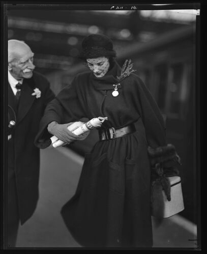 NP_NP05E2_1950_063K: Wenda and Park's Dad