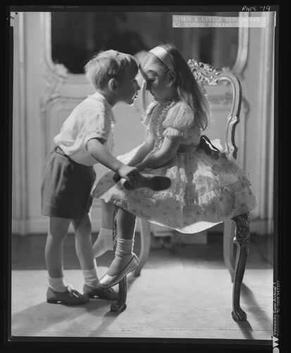 NP_NP05E2_1950_066: Simon and little girl