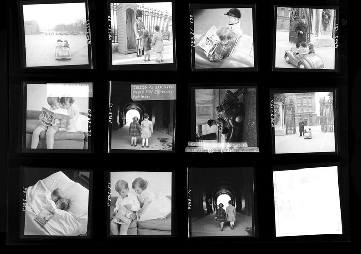 NP_NP05E3_1953_002: Children at Buckingham Palace