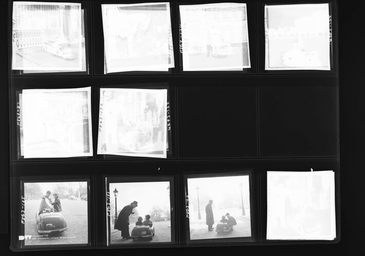 NP_NP05E3_1953_003: Children at Buckingham Palace