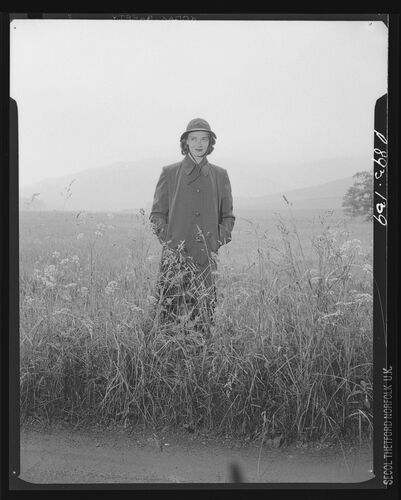 NP_NP05E3_1953_155C: Scotland, Vogue Aug 1953