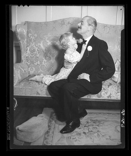 NP_NP05E3_1954_008: Parkinson in a Dinner Jacket