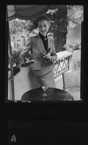 NP_NP06G1_1951_004A: 1950s Vogue