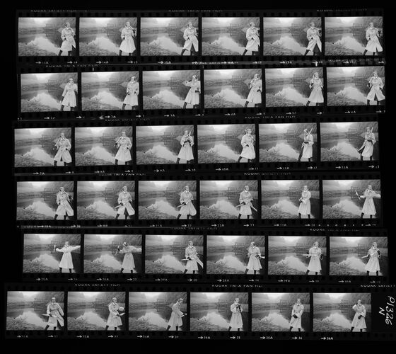 NP_NP09B_1974_030N: British Vogue 1974