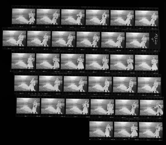 NP_NP09B_1974_030T: British Vogue 1974