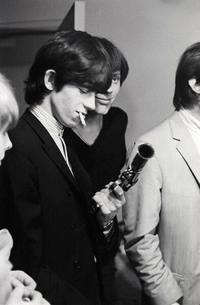 RS105: Keith Richards with gun