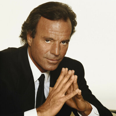 Julio Iglesias : Photograph: TOM136 | Iconic Licensing