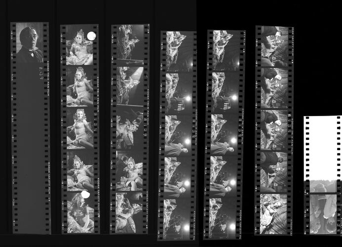 TON_Bond_contact_055: Joanna Pettet