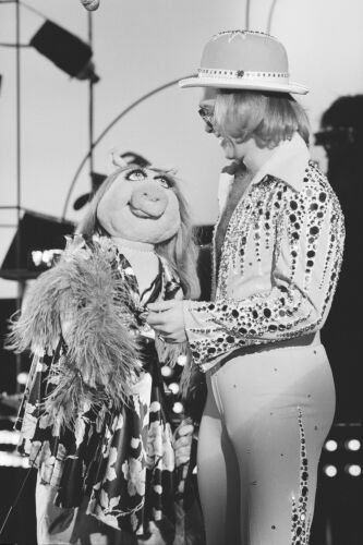 TON_EJ266: Elton John and Miss Piggy