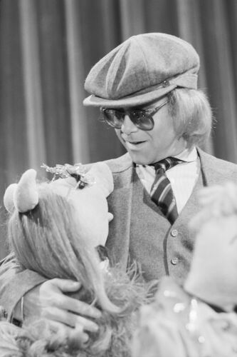 TON_EJ272: Elton John and Miss Piggy