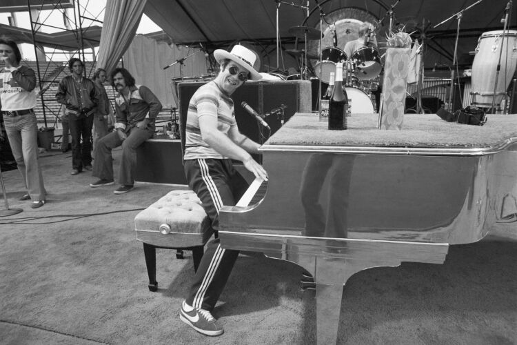 TON_EJ419: Elton John