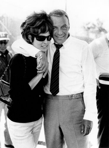 TON_FS073: Frank Sinatra and Raquel Welch