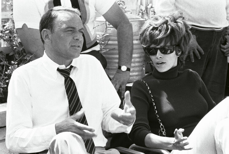 TON_FS075: Frank Sinatra and Raquel Welch