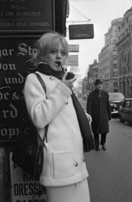 goldie hawn smoke cigarettes Untitled Goldie Hawn : Photograph: TON_GH012