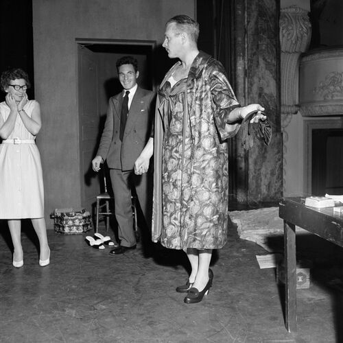 TON_LO013: Olivier In A Dress