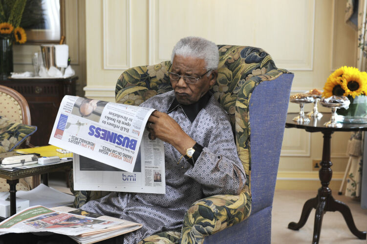 TON_NM002: Nelson Mandela reading newspaper