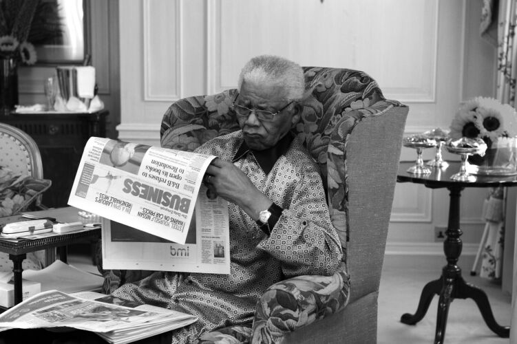 TON_NM015: Nelson Mandela reading newspaper