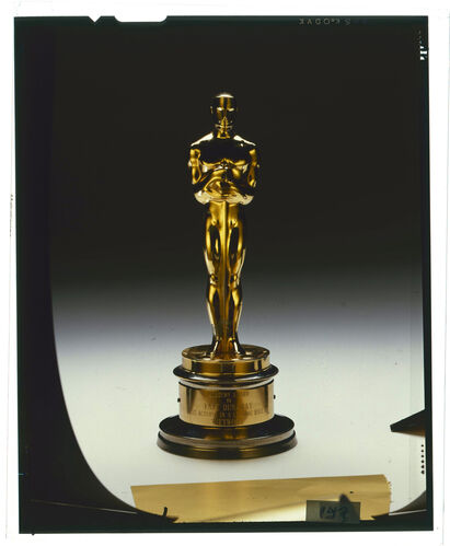 TON_O_Contact_016: Faye's Oscar