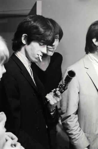 TON_RS105: Keith Richards with gun