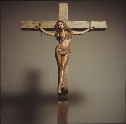 TON_RW036: Raquel on the cross