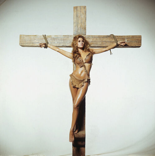 TON_RW037: Raquel on the cross