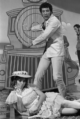 TON_RW122: Raquel Welch